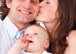 Normal_ouders__baby__blij__geboorte__gezin__gelukkig